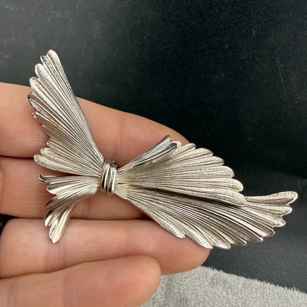 Vintage Lisner Deltah Brooch Lot Silver Tone‎ Textured Floral Wing 3pc